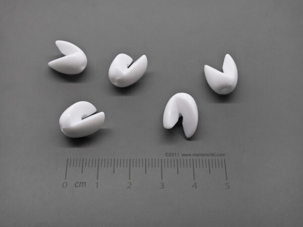 1/2 част от бял овал 17х11mm, отвор 2mm - 25g ≈ 35 бр.
