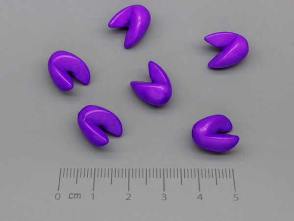1/2 част от овал лилав 14х11mm, отвор 2mm - 25g ≈ 49 бр.