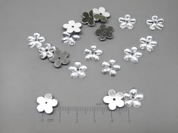 Цвете - бяло 11.5х11.5х1.5mm, отвор 1.5mm - 50бр.