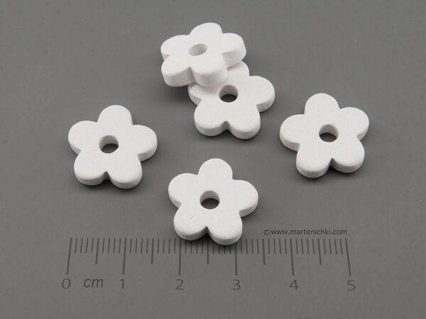 Цвете - бяло 16х16х4mm, отвор 3.5mm - 5бр.