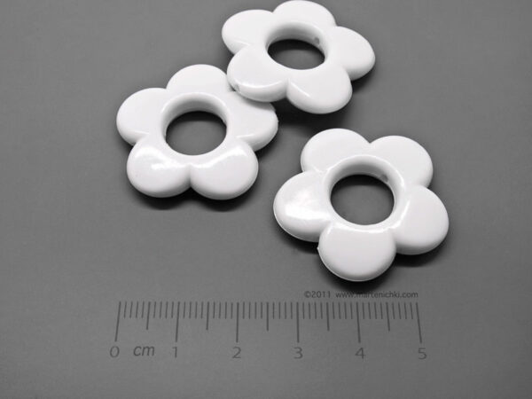 Цвете - бяло с отвор 30х30х5mm, Dвътр.=11mm, отвор 2mm - 500g ≈ 200 бр.