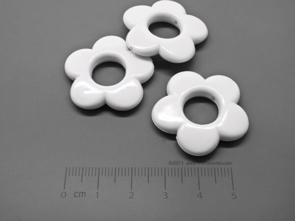 Цвете - бяло с отвор 30х30х5mm, Dвътр.=11mm, отвор 2mm - 50g ≈ 20 бр.