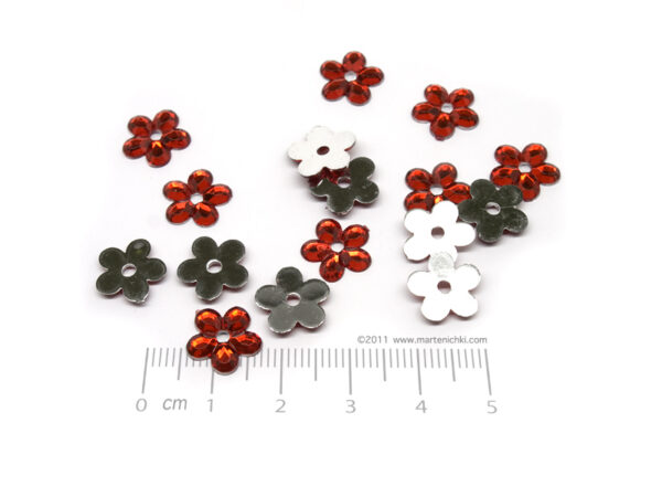 Цвете - червено 11.5х11.5х1.5mm, отвор 2mm - 50бр.