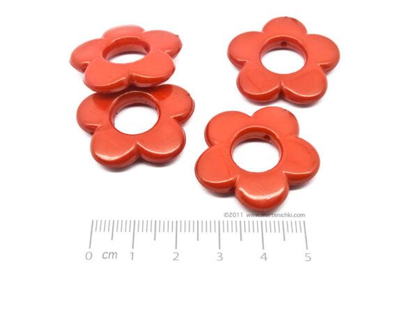 Цвете - червено с отвор 30х30х5mm, Dвътр.=11mm, отвор 2mm - 500g ≈ 200 бр.
