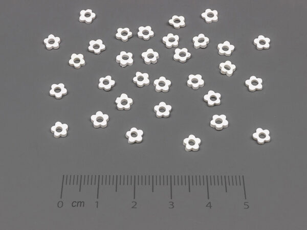 Цветя бели 5x5mm, отвор 2.2mm - 10g