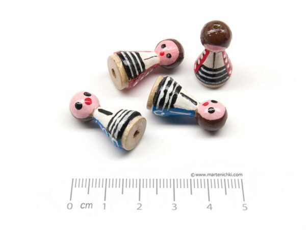 Дървени миниатюрки момиче 26х12.5mm, отвор 3.5mm - 5бр.