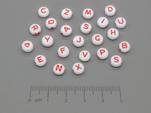 Хапче с букви бяло и червено d=6.5mm, дебелина 3mm, отвор 1.2mm - 50g ≈ 536 бр.