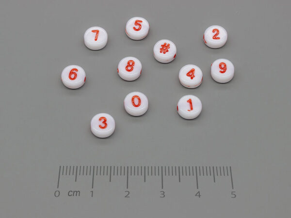Хапче с цифри бяло и червено d=6.5mm, дебелина 3mm, отвор 1.2mm - 50g ≈ 394 бр.