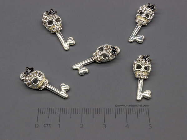 Ключ с череп с камъни 24x8.5mm, халка 1.5mm - 5 бр.