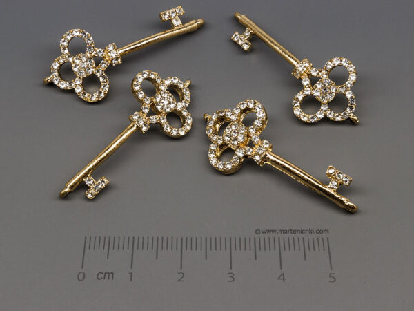 Ключ с камъни 38x16.5mm, отвор халка 2mm  - 50бр.