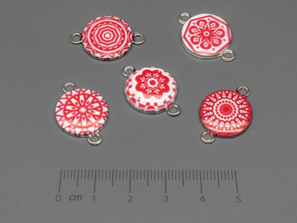 Кръгъл елемент в бяло и червено 22x15.5mm, отвор халки 2mm - 100 бр.