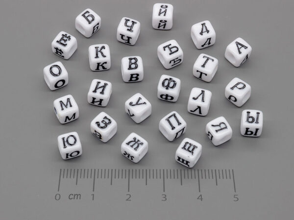Кубчета с азбука бяло и черно 6x6x6mm, отвор 3.5mm - 50g ≈ 298 бр.