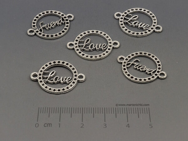 "Love" в кръг - 25x18.5, отвор халки 1.7mm - 100бр.