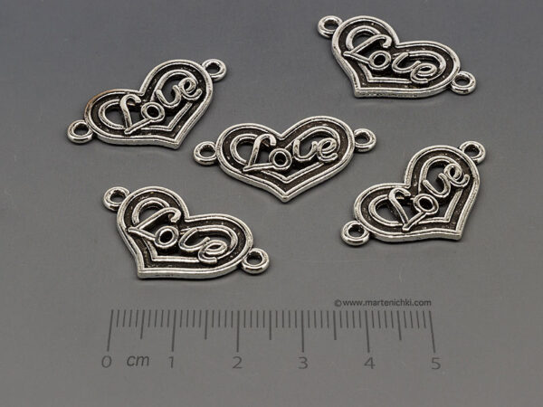 Love в сърце - 25x18.5, отвор халки 1.7mm - 10бр.
