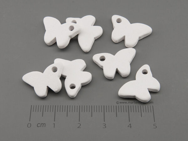 Пеперуда - бяла 18.5х12х3mm, отвор 2.5mm - 5бр.
