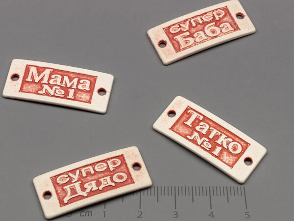 Плочки с надписи бяло и червено 35x15x2mm, отвори 2.5mm - 25g ≈ 25 бр.