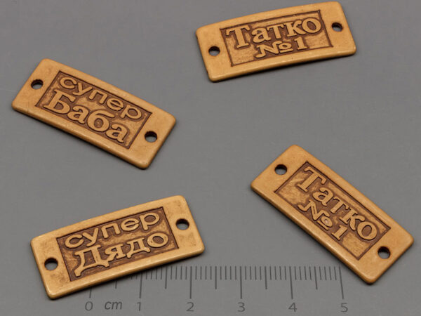 Плочки с надписи кафяви 35x15x2mm, отвори 2.5mm - 25g ≈ 27 бр.