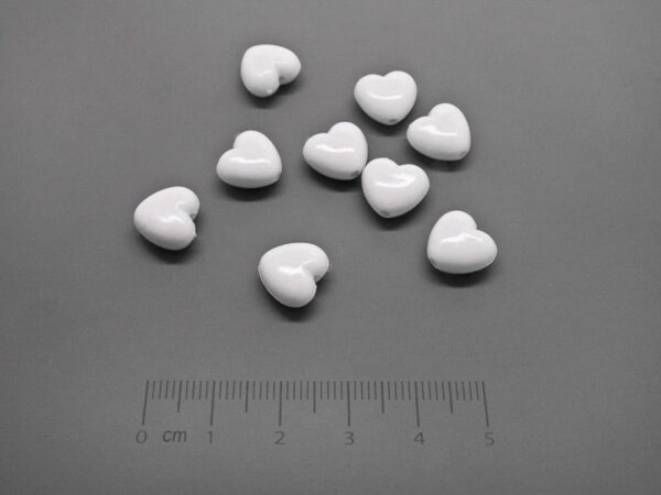 Сърце бяло 11х10х5mm, отвор 1.5mm - 500g ≈ 1240 бр.