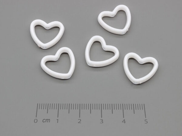 Сърце бяло 16.5x15x4mm, отвор 2mm - 500g ≈ 1540 бр.