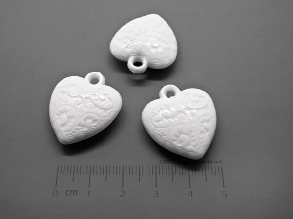 Сърце - бяло 24х27х9mm, отвор 4mm - 25g ≈ 10 бр.