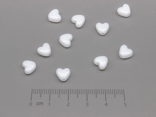 Сърце бяло 8x7x4.5mm, отвор 1.8mm - 50g ≈ 290 бр.