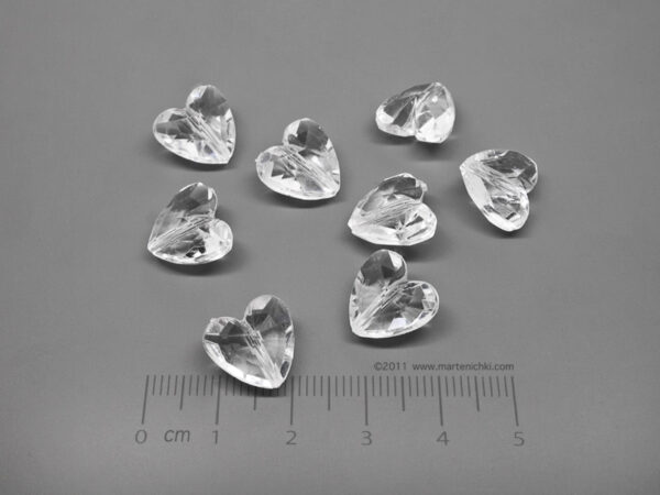 Сърце прозрачно - бяло 13x13x7mm, отвор 1mm - 50g ≈ 90 бр.
