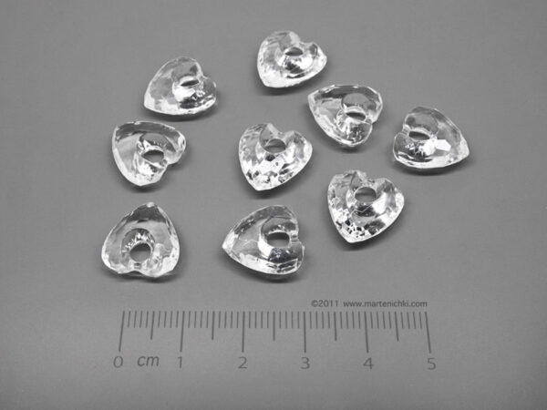 Сърце прозрачно - бяло 14x14x5mm, отвор 3.0mm - 25g ≈ 51 бр.