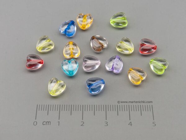 Сърце с цветна среда 7.5x7.5x4mm, отвор 1.3mm - 50g ≈ 292 бр.